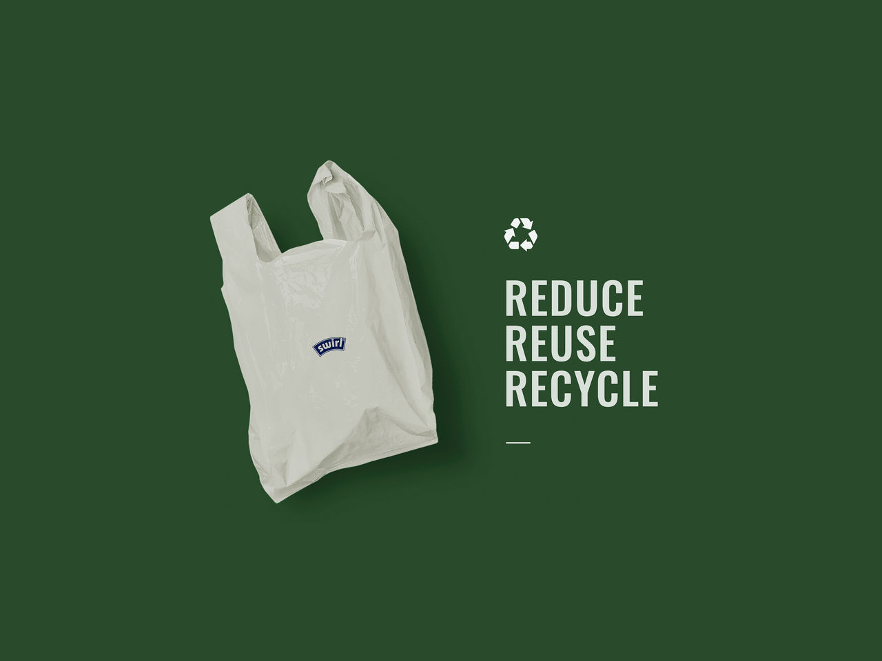 Reduce, reuse, recycle Schriftblock neben Tragegriff-Müllbeutel